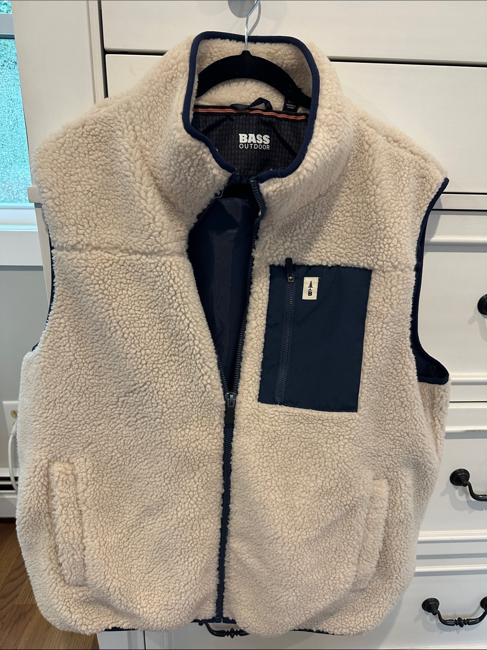 Bass Outdoor men’s Cream Sherpa Vest with Navy Pocket